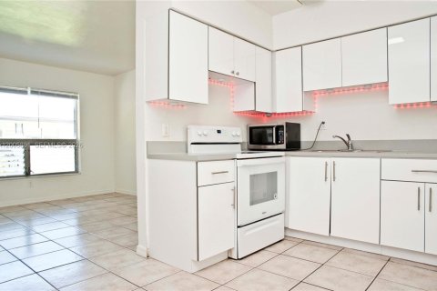 Villa ou maison à louer à Hollywood, Floride: 1 chambre, 60.39 m2 № 2070012 - photo 5