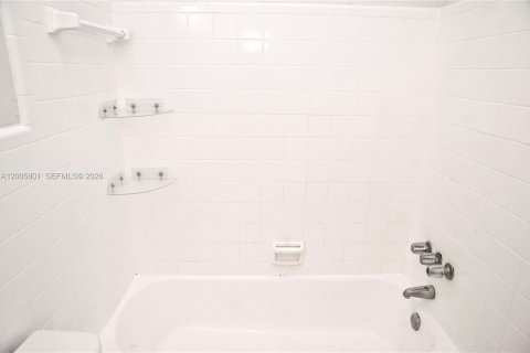 Villa ou maison à louer à Hollywood, Floride: 1 chambre, 60.39 m2 № 2070012 - photo 8