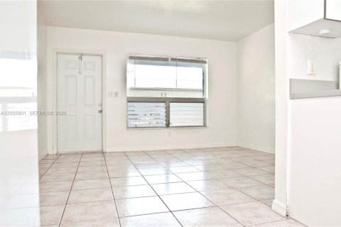 Villa ou maison à louer à Hollywood, Floride: 1 chambre, 60.39 m2 № 2070012 - photo 12