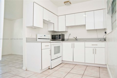 Villa ou maison à louer à Hollywood, Floride: 1 chambre, 60.39 m2 № 2070012 - photo 14