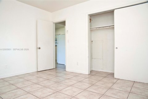 Villa ou maison à louer à Hollywood, Floride: 1 chambre, 60.39 m2 № 2070012 - photo 9