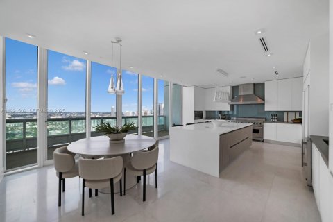 Condo in Miami, Florida, 7 bedrooms № 1982252 - photo 7