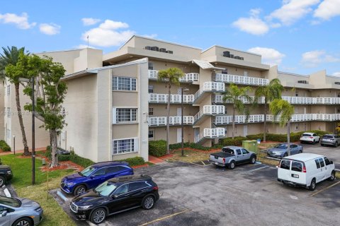Condo in Cutler Bay, Florida, 2 bedrooms  № 1860910 - photo 1