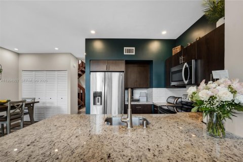 Adosado en venta en Pembroke Pines, Florida, 2 dormitorios, 118.64 m2 № 2058274 - foto 6