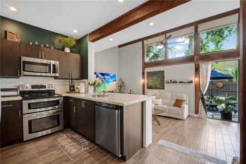 Adosado en venta en Pembroke Pines, Florida, 2 dormitorios, 118.64 m2 № 2058274 - foto 5