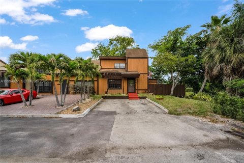 Adosado en venta en Pembroke Pines, Florida, 2 dormitorios, 118.64 m2 № 2058274 - foto 2