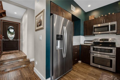 Adosado en venta en Pembroke Pines, Florida, 2 dormitorios, 118.64 m2 № 2058274 - foto 8