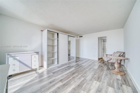 Condo in North Miami, Florida, 1 bedroom  № 2042022 - photo 12