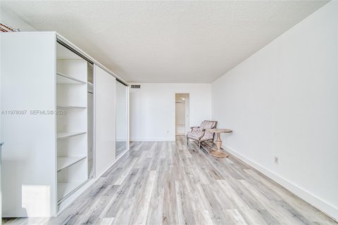 Condo in North Miami, Florida, 1 bedroom  № 2042022 - photo 13