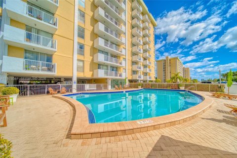 Condo in North Miami, Florida, 1 bedroom  № 2042022 - photo 5