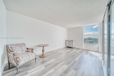 Condo in North Miami, Florida, 1 bedroom  № 2042022 - photo 4