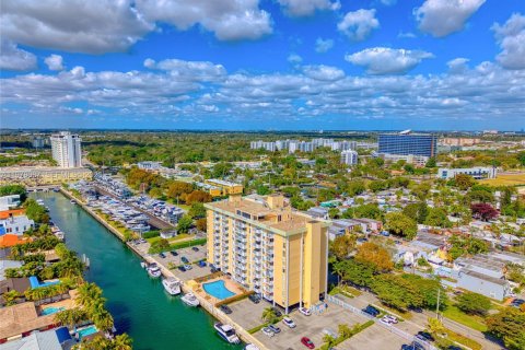 Condo in North Miami, Florida, 1 bedroom  № 2042022 - photo 27