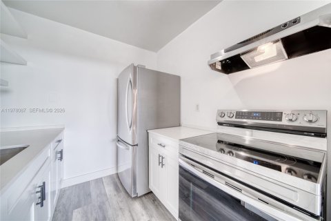 Condo in North Miami, Florida, 1 bedroom  № 2042022 - photo 2