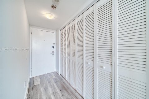 Condo in North Miami, Florida, 1 bedroom  № 2042022 - photo 9