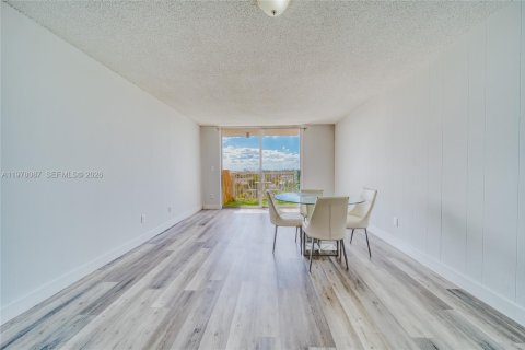 Condo in North Miami, Florida, 1 bedroom  № 2042022 - photo 3