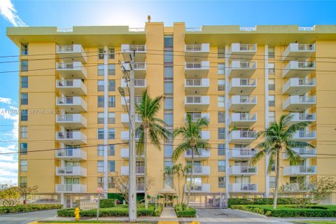 Condo in North Miami, Florida, 1 bedroom  № 2042022 - photo 24