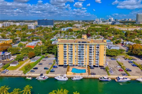Condo in North Miami, Florida, 1 bedroom  № 2042022 - photo 25