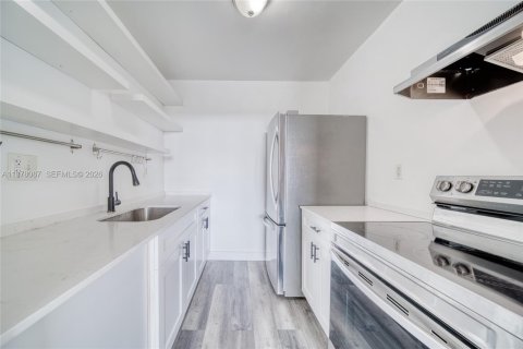 Condo in North Miami, Florida, 1 bedroom  № 2042022 - photo 11