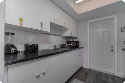 Villa ou maison à louer à Miami, Floride: 3 chambres, 102.19 m2 № 1892940 - photo 4