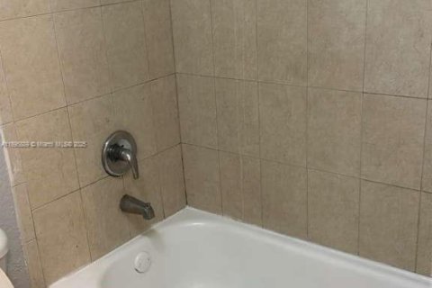 Condominio en alquiler en Margate, Florida, 1 dormitorio, 59.55 m2 № 1950260 - foto 10