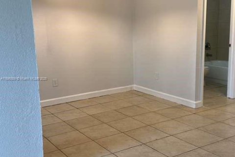 Condominio en alquiler en Margate, Florida, 1 dormitorio, 59.55 m2 № 1950260 - foto 5