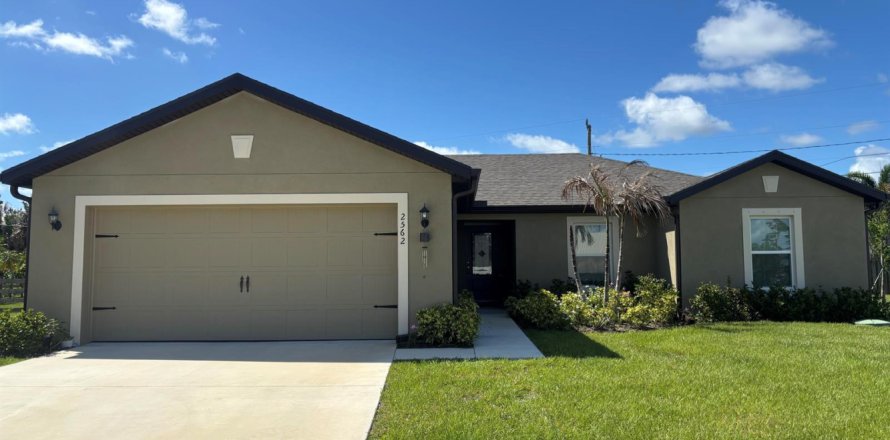 House in Port St. Lucie, Florida 3 bedrooms, 155.8 sq.m. № 2086719