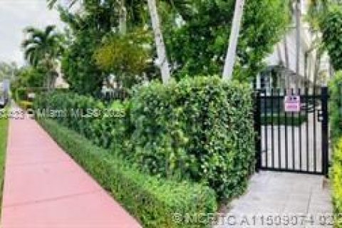 Apartamento en alquiler en Miami Beach, Florida, 2 dormitorios, 66.43 m2 № 1981053 - foto 2