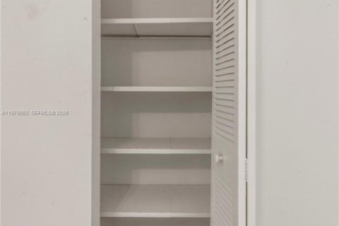 Copropriété à louer à Miami, Floride: 2 chambres, 72.65 m2 № 2046122 - photo 10