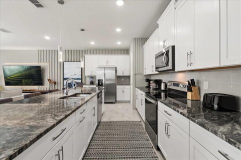 House in Kissimmee, Florida 9 bedrooms, 405.33 sq.m. № 2228272 - photo 10