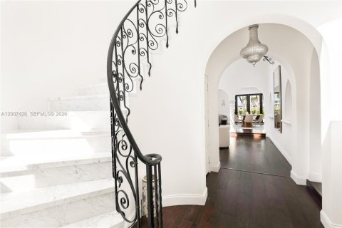 House in Miami Beach, Florida 4 bedrooms, 408.77 sq.m. № 2076120 - photo 15