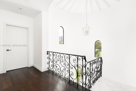 House in Miami Beach, Florida 4 bedrooms, 408.77 sq.m. № 2076120 - photo 16