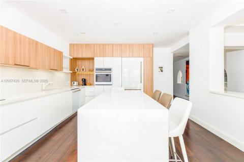 House in Miami Beach, Florida 4 bedrooms, 408.77 sq.m. № 2076120 - photo 12
