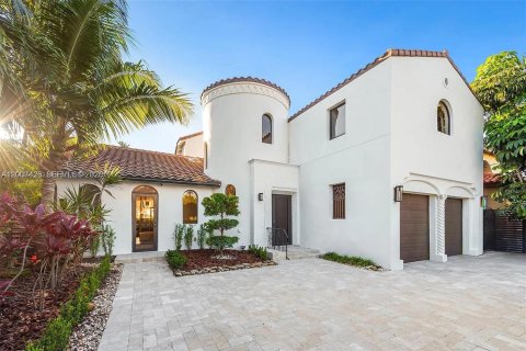 House in Miami Beach, Florida 4 bedrooms, 408.77 sq.m. № 2076120