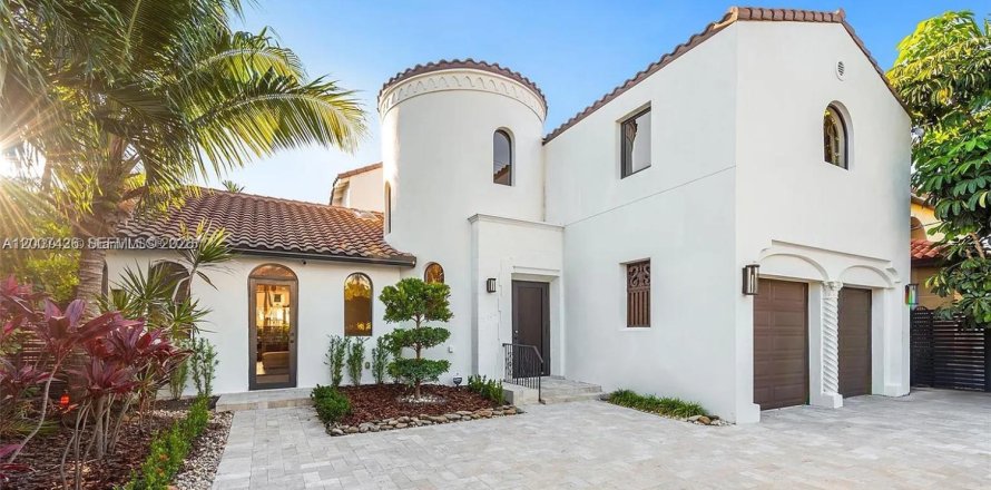 House in Miami Beach, Florida 4 bedrooms, 408.77 sq.m. № 2076120