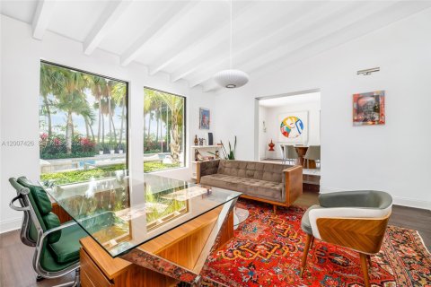 House in Miami Beach, Florida 4 bedrooms, 408.77 sq.m. № 2076120 - photo 5