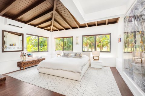 House in Miami Beach, Florida 4 bedrooms, 408.77 sq.m. № 2076120 - photo 19