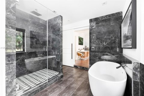 House in Miami Beach, Florida 4 bedrooms, 408.77 sq.m. № 2076120 - photo 21