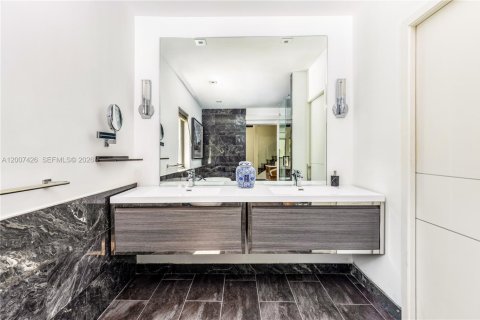 House in Miami Beach, Florida 4 bedrooms, 408.77 sq.m. № 2076120 - photo 22