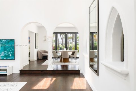 House in Miami Beach, Florida 4 bedrooms, 408.77 sq.m. № 2076120 - photo 13