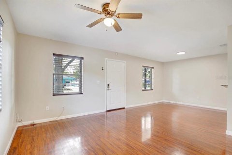House in Tampa, Florida 3 bedrooms, 99.96 sq.m. № 2211066 - photo 6