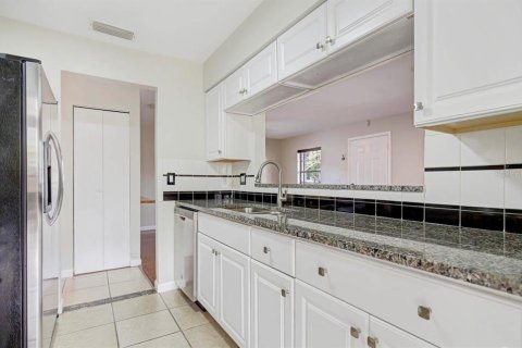 House in Tampa, Florida 3 bedrooms, 99.96 sq.m. № 2211066 - photo 9