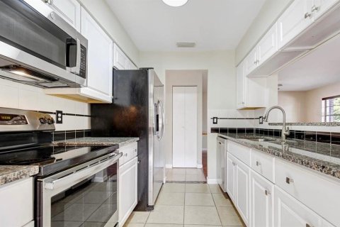 House in Tampa, Florida 3 bedrooms, 99.96 sq.m. № 2211066 - photo 7