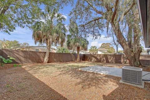 House in Tampa, Florida 3 bedrooms, 99.96 sq.m. № 2211066 - photo 12