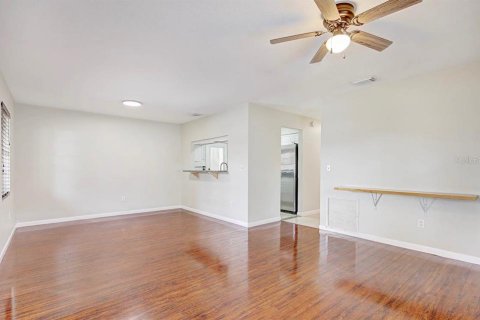 House in Tampa, Florida 3 bedrooms, 99.96 sq.m. № 2211066 - photo 2