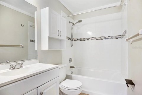 House in Tampa, Florida 3 bedrooms, 99.96 sq.m. № 2211066 - photo 8
