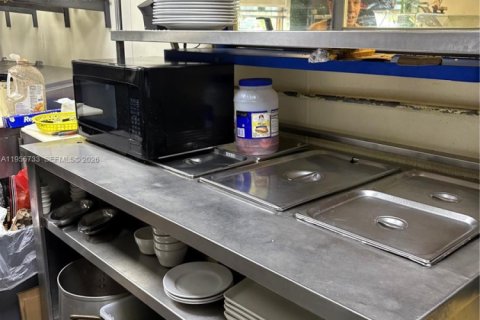 Propiedad comercial en venta en Medley, Florida № 2010652 - foto 12