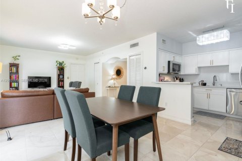 Condo in Coral Gables, Florida, 2 bedrooms  № 2076622 - photo 8