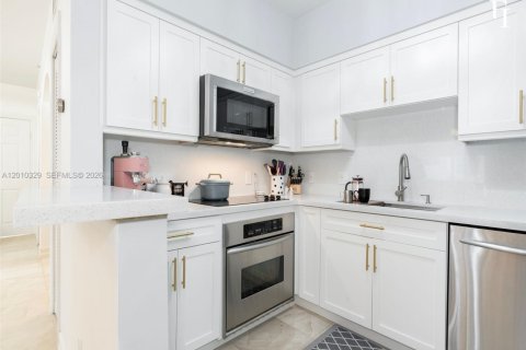Condo in Coral Gables, Florida, 2 bedrooms  № 2076622 - photo 9