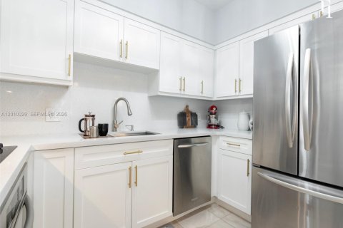 Condo in Coral Gables, Florida, 2 bedrooms  № 2076622 - photo 10