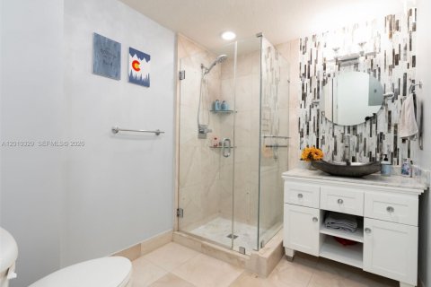 Condo in Coral Gables, Florida, 2 bedrooms  № 2076622 - photo 23